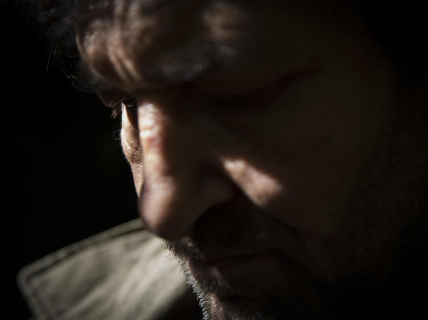 Este bandolero padece brotes de esquizofrenia y sufre meningitis. Pasa sus días en la montaña tratando de no ser visto por la Guardia Civil.