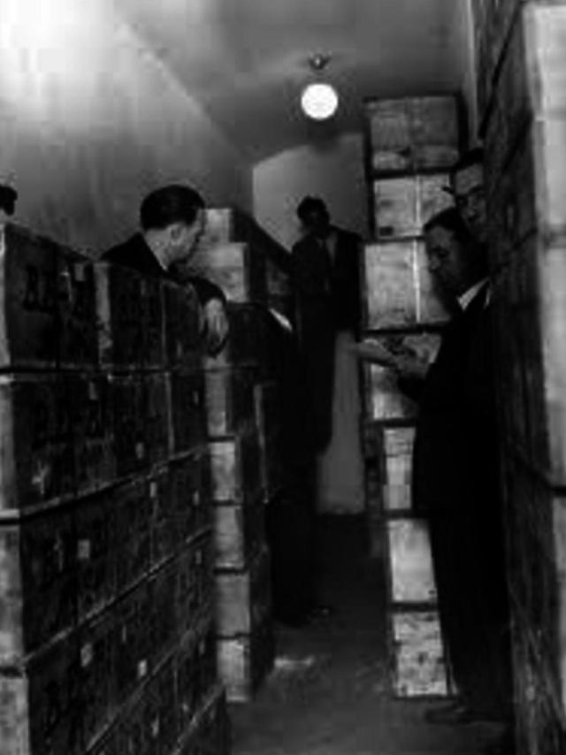 Traslado de las 7.800 cajas de oro del Banco de España, que contenían monedas y lingotes en las que pueden leerse B.E. Parte de este oro terminó viajando a México en el yate Vita.