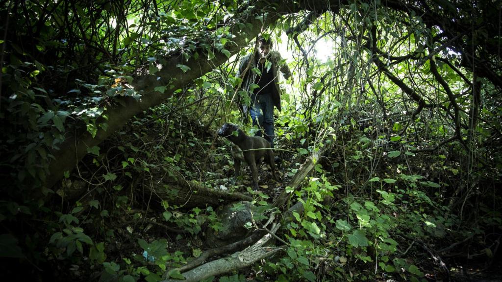 A Antonio Manuel Sánchez siempre le acompaña Titán, el perro de presa que le ayuda a cazar jabalíes en la montaña.