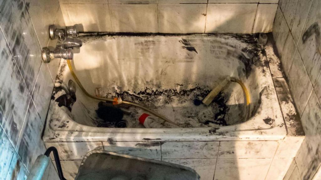 El cuerpo de Juan de las Peñas apareció sin vida en esta bañera de su peluquería.