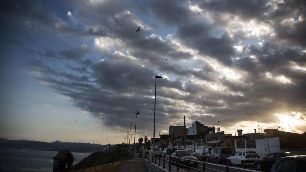 Los dos presuntos asesinos de Juan se encuentran huidos en Marruecos, cuyos primeros pueblos al otro lado de la frontera con Ceuta aparecen al fondo de la imagen.