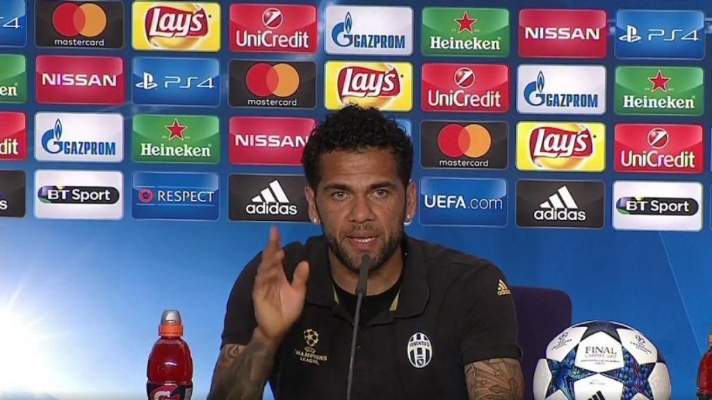 Alves en rueda de prensa