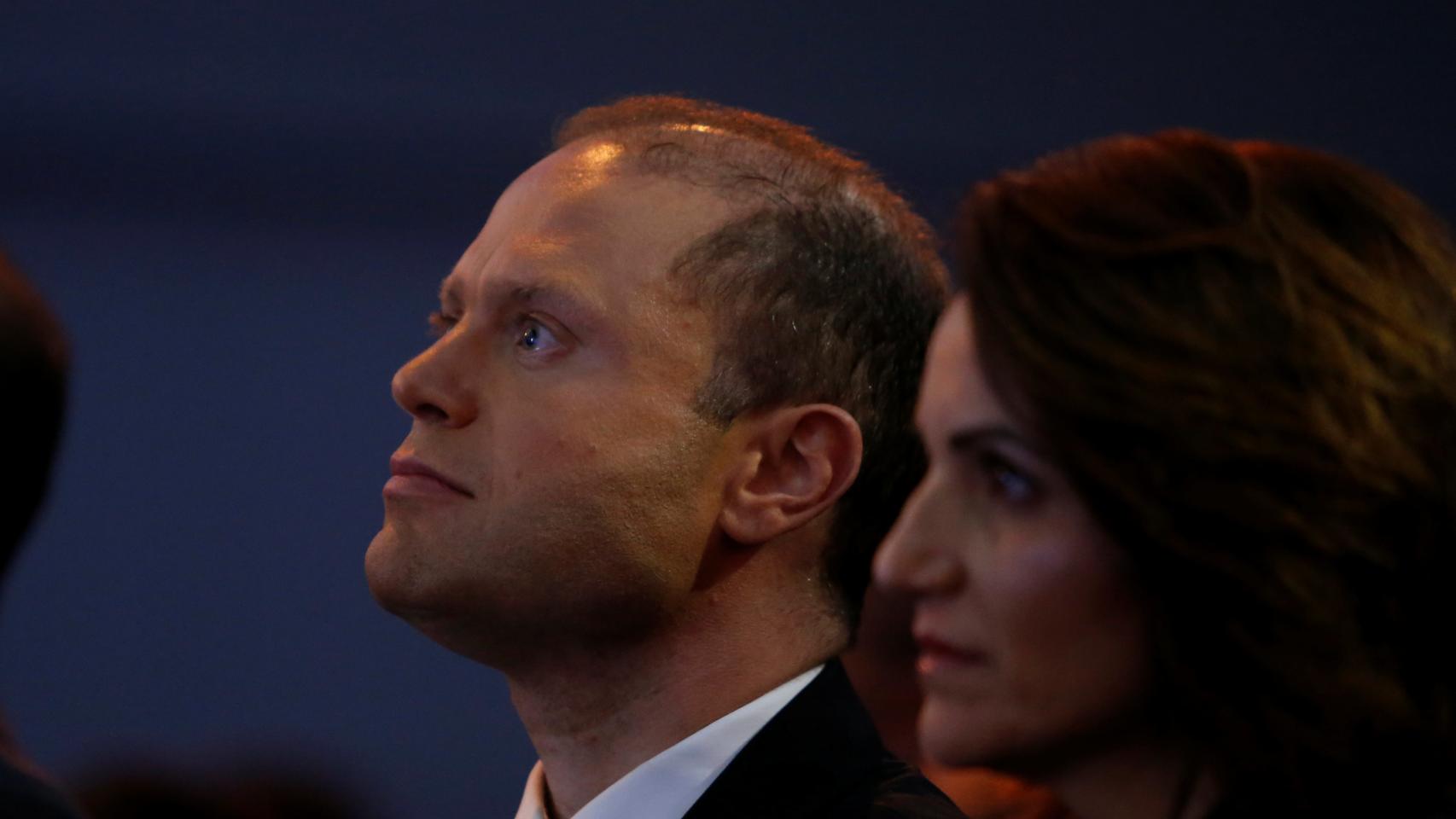 Joseph Muscat y su mujer Michele, durante un mitin esta semana