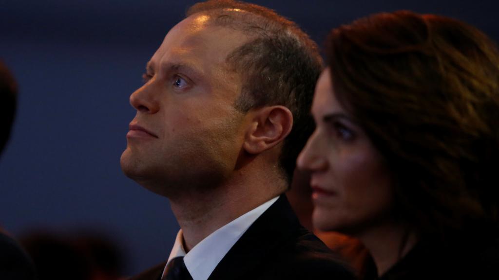 Joseph Muscat y su mujer Michele, durante un mitin esta semana