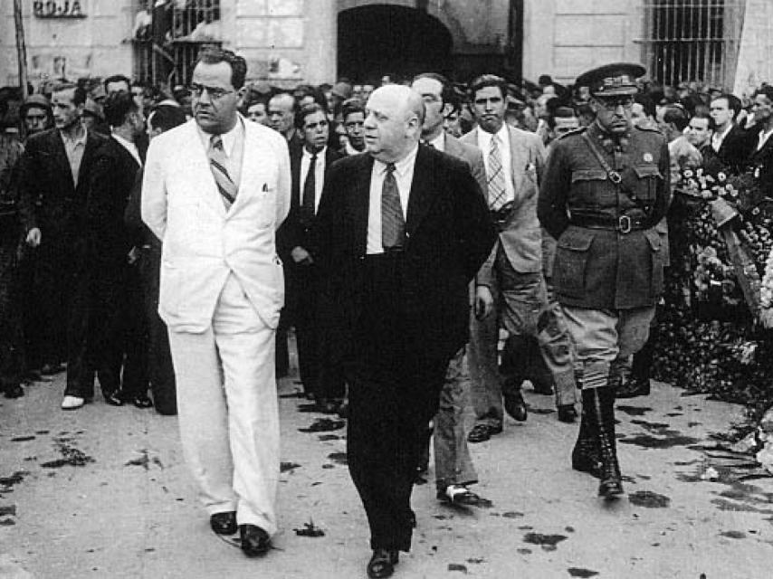 De izquierda a derecha, Juan Negrín (de blanco), Indalecio Prieto y el general Vicente Rojo.