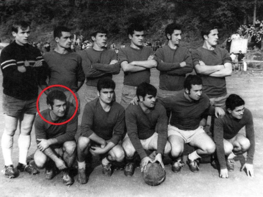 José Ángel Fernández Villa, el primero de abajo por la izquierda, como jugador del C.D. Tuilla.