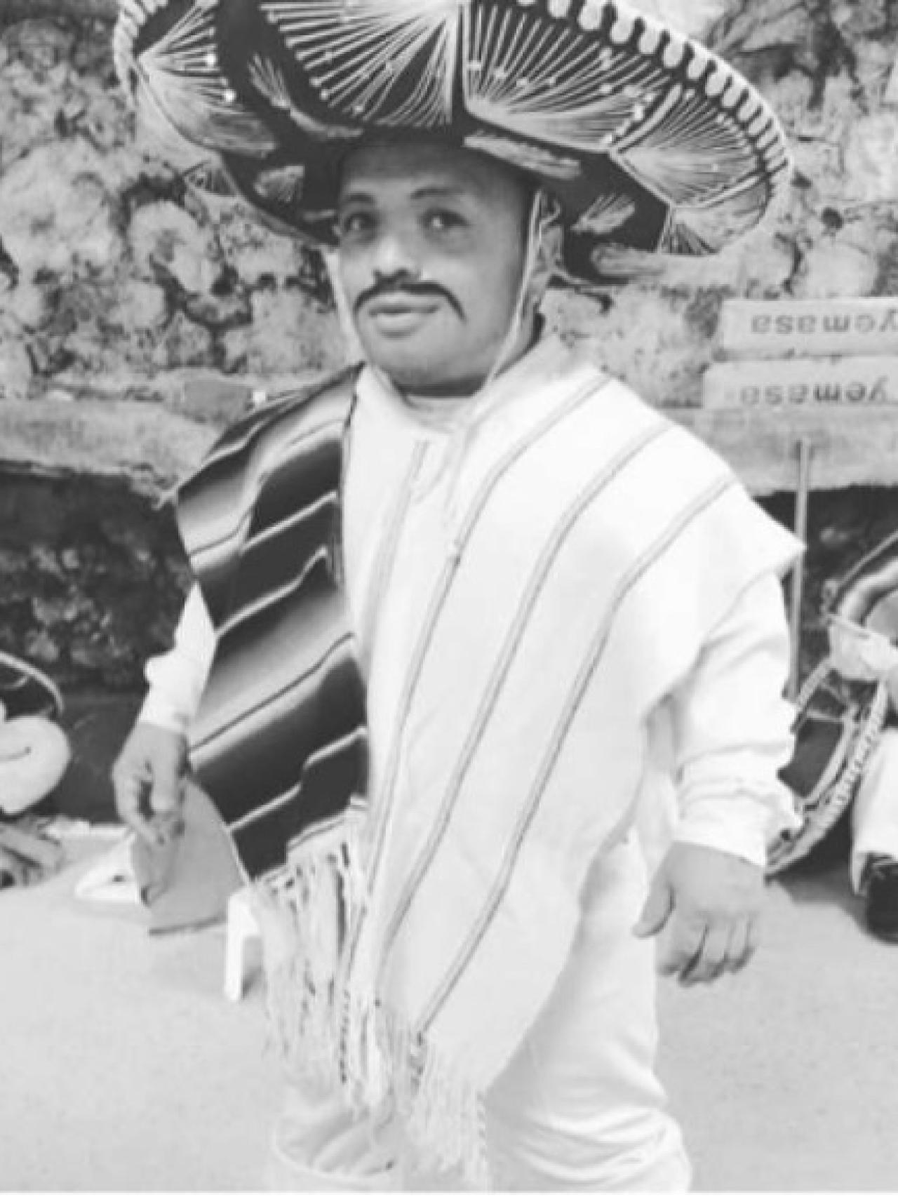 Este es uno de los disfraces que Juan utiliza en su trabajo.