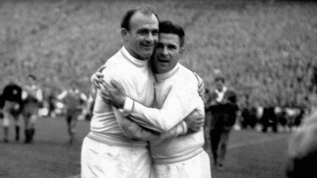 Di Stéfano y Puskas tras una de las Copas de Europa que ganaron.