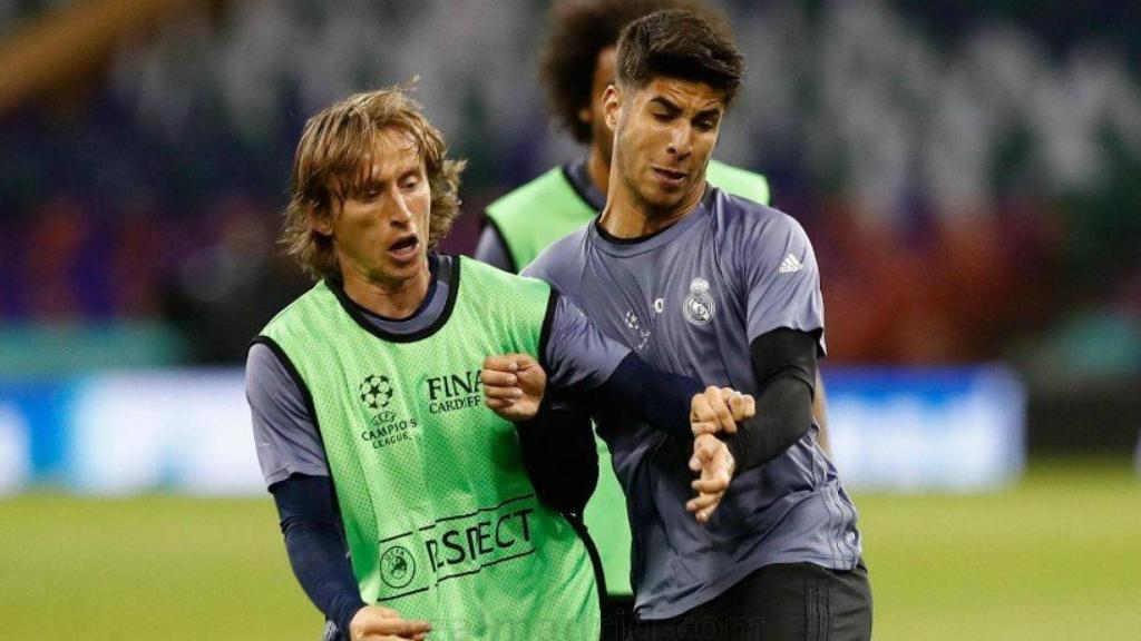 Asensio y Luka luchando por el esférico