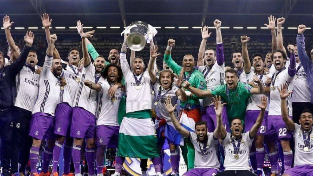 El Real Madrid levantando La Duodécima