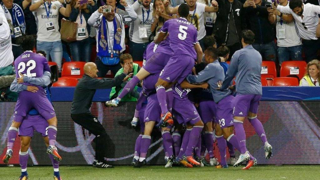 El Madrid celebrando el gol de Asensio