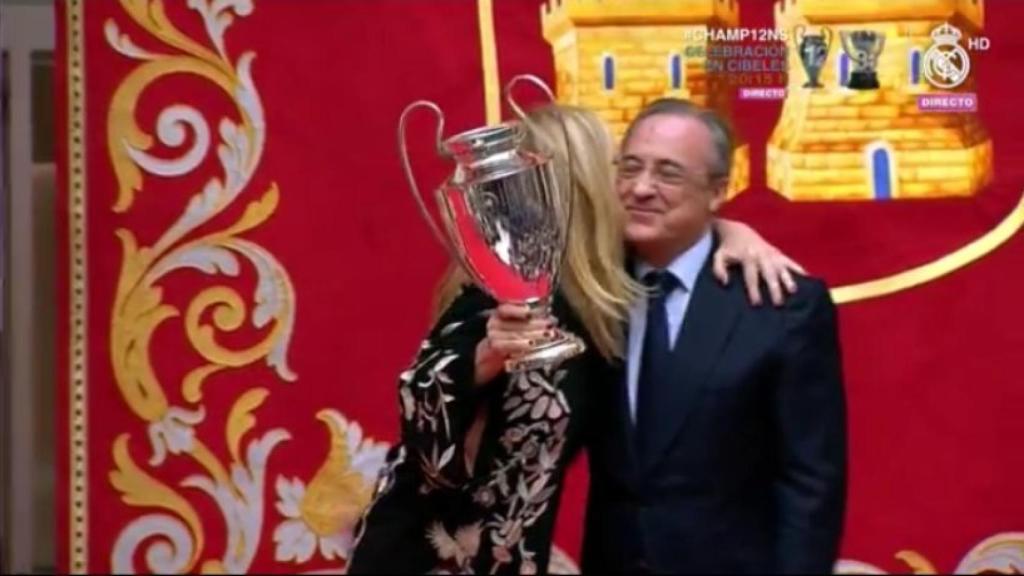 Cifuentes besa a Florentino Pérez.