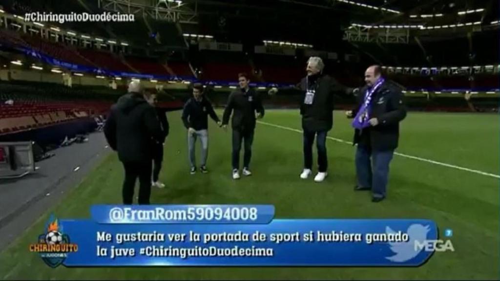 Los tertulianos de El Chiringuito sobre el césped de Cardiff. Foto: El Chiringuito de Jugones