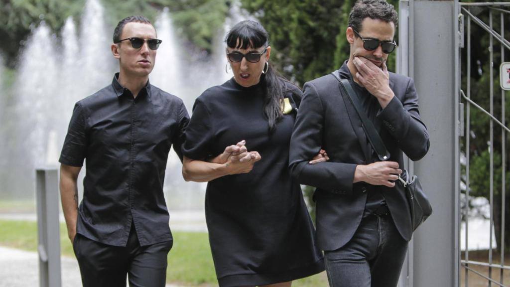 Gorka Postigo, Rossy de Palma y el estilista Nono Vázquez llegan al tanatorio para despedir a David Delfín.