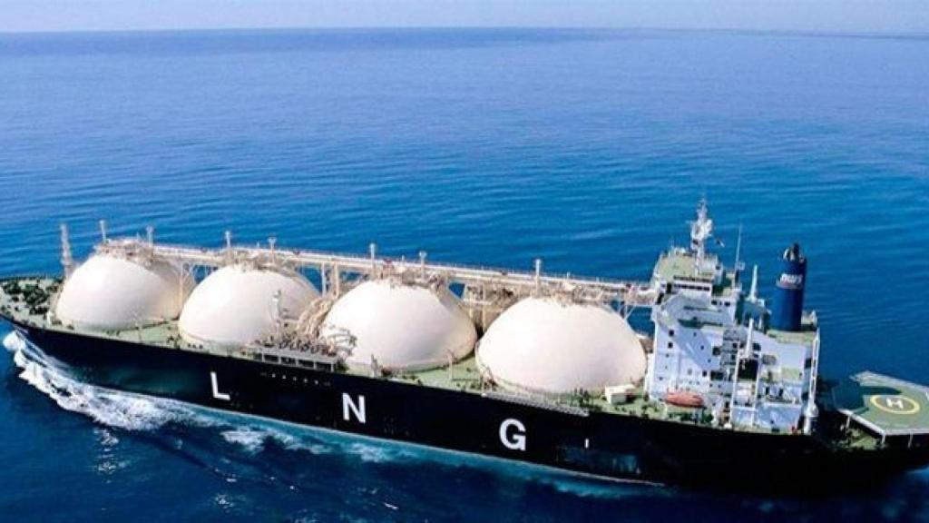 Buque que transporta gas natural licuado.