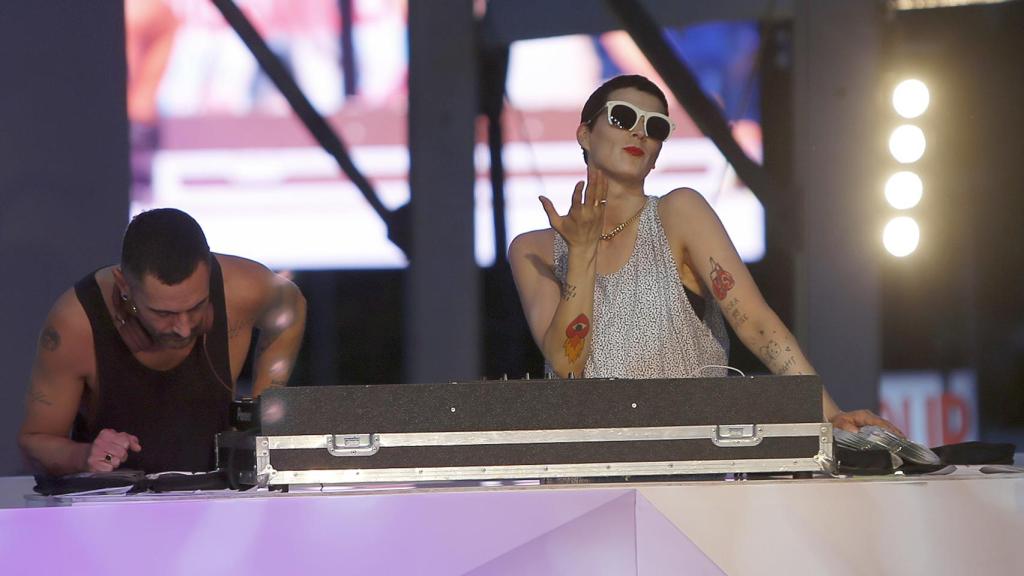 Bimba Bosé y David Delfin pinchando música en la Glamour Street Fashion Show 2014.