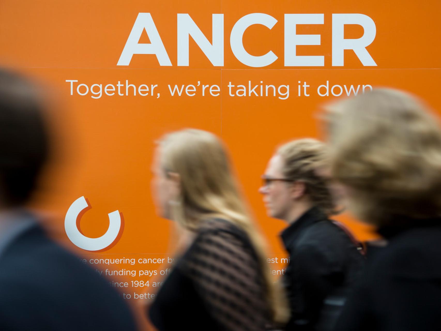 Un simbólico cártel sobre la lucha contra el cáncer.