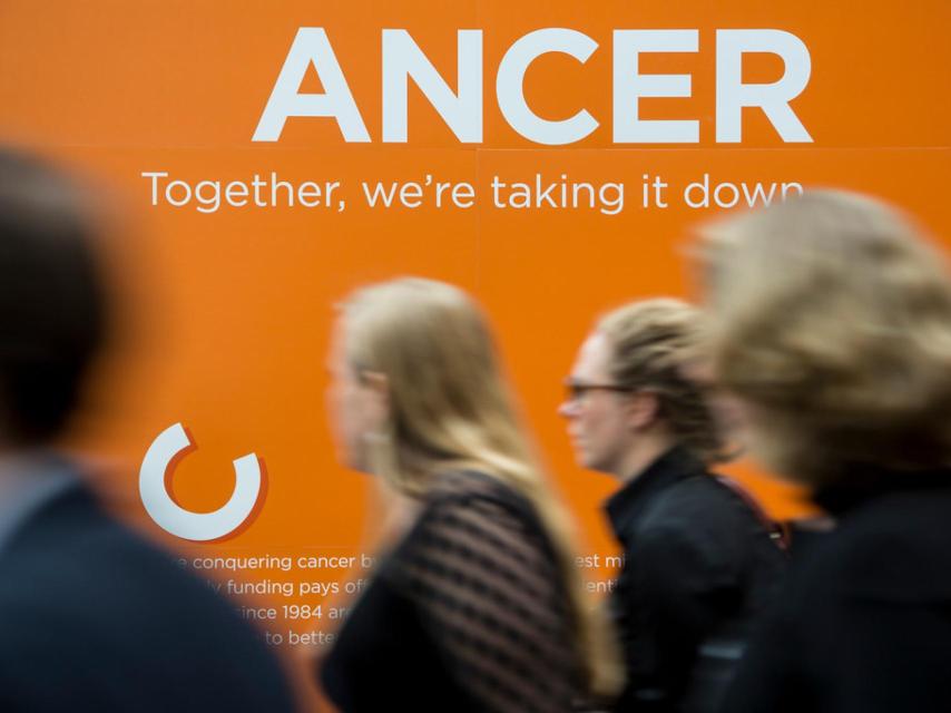 Un simbólico cártel sobre la lucha contra el cáncer.