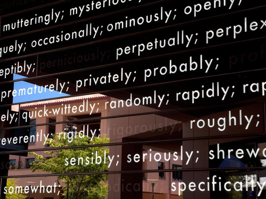 Muro de las palabras del artista norteamericano Peter Wegner.