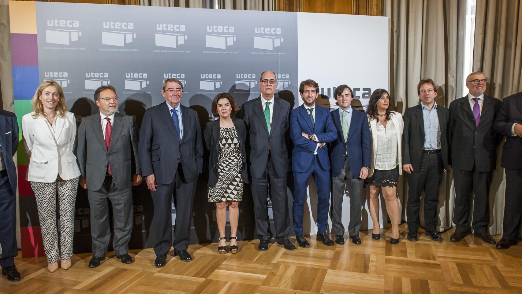 En el centro Maurizio Carlotti (Atresmedia), Alejandro Echevarría (Mediaset), La vicepresidenta Soraya Sáenz de Santamaría y Andrés Armas (Uteca).
