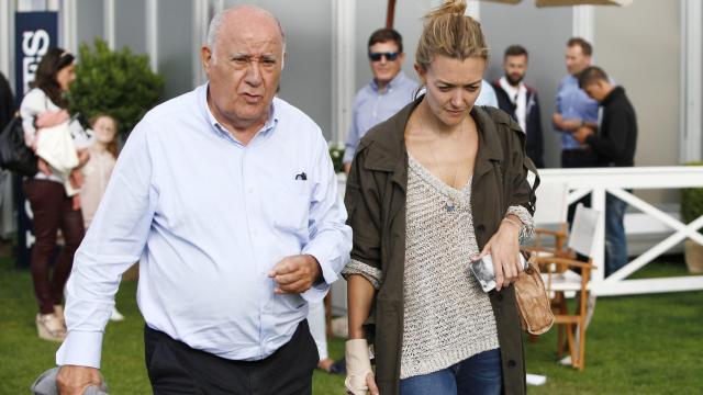 Amancio Ortega junto a su hija Marta, quien ha heredado el imperio de su padre.