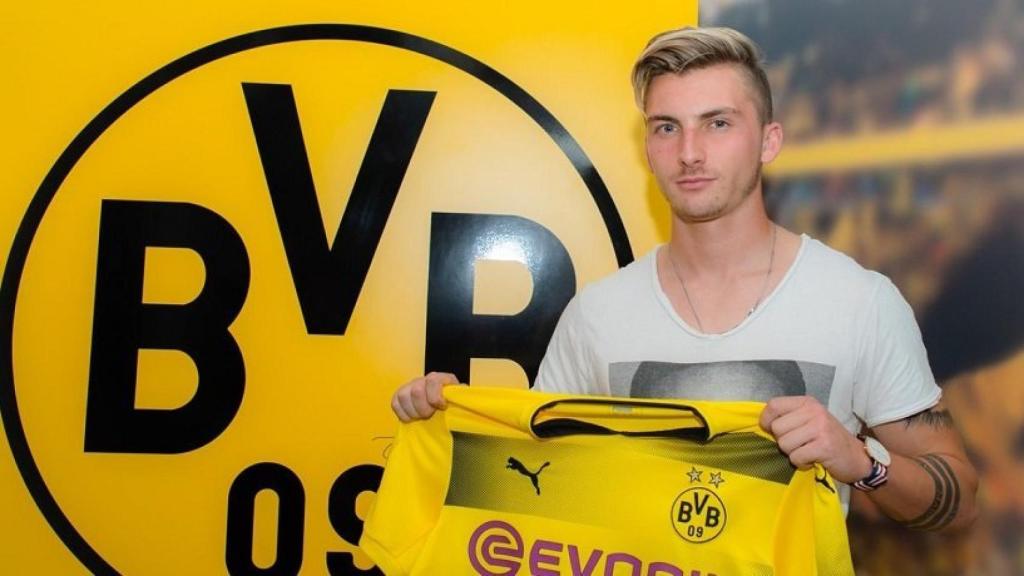 Maximilian Phillip posando con la camiseta. Foto: Twitter (@BVB)