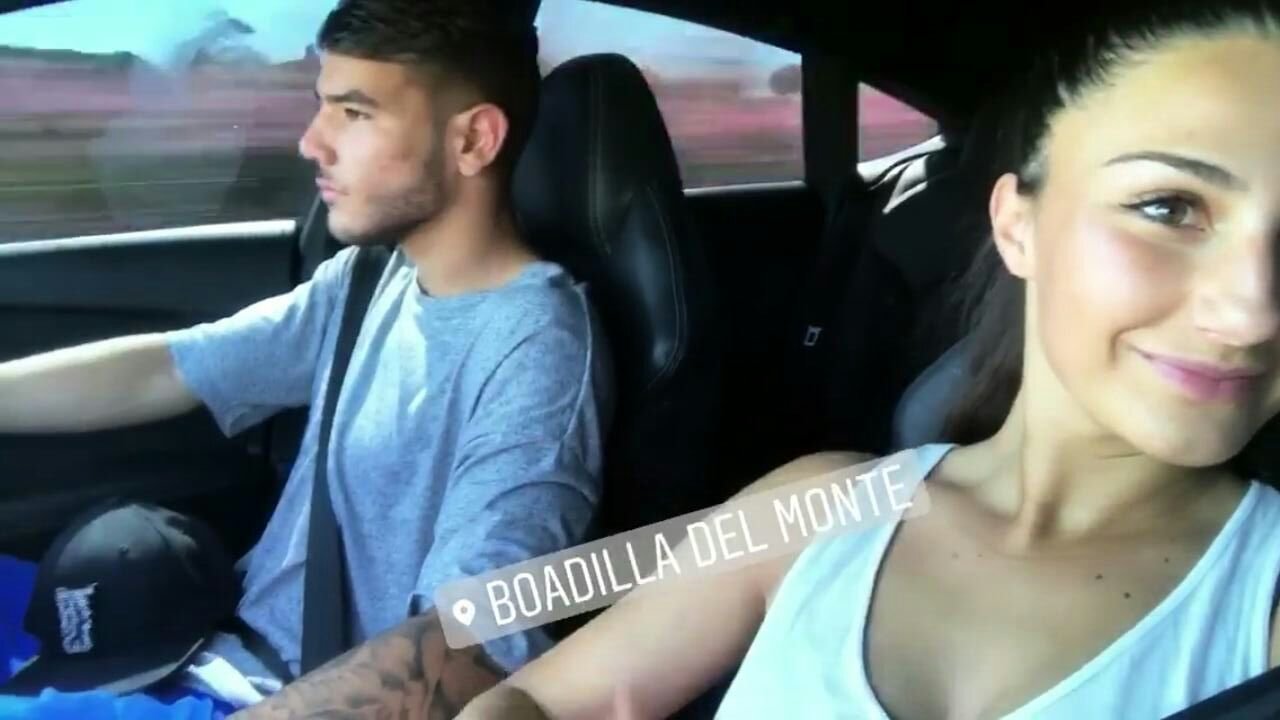 Theo Hernández descansa con su novia tras quedar absuelto de la acusación de abuso sexual