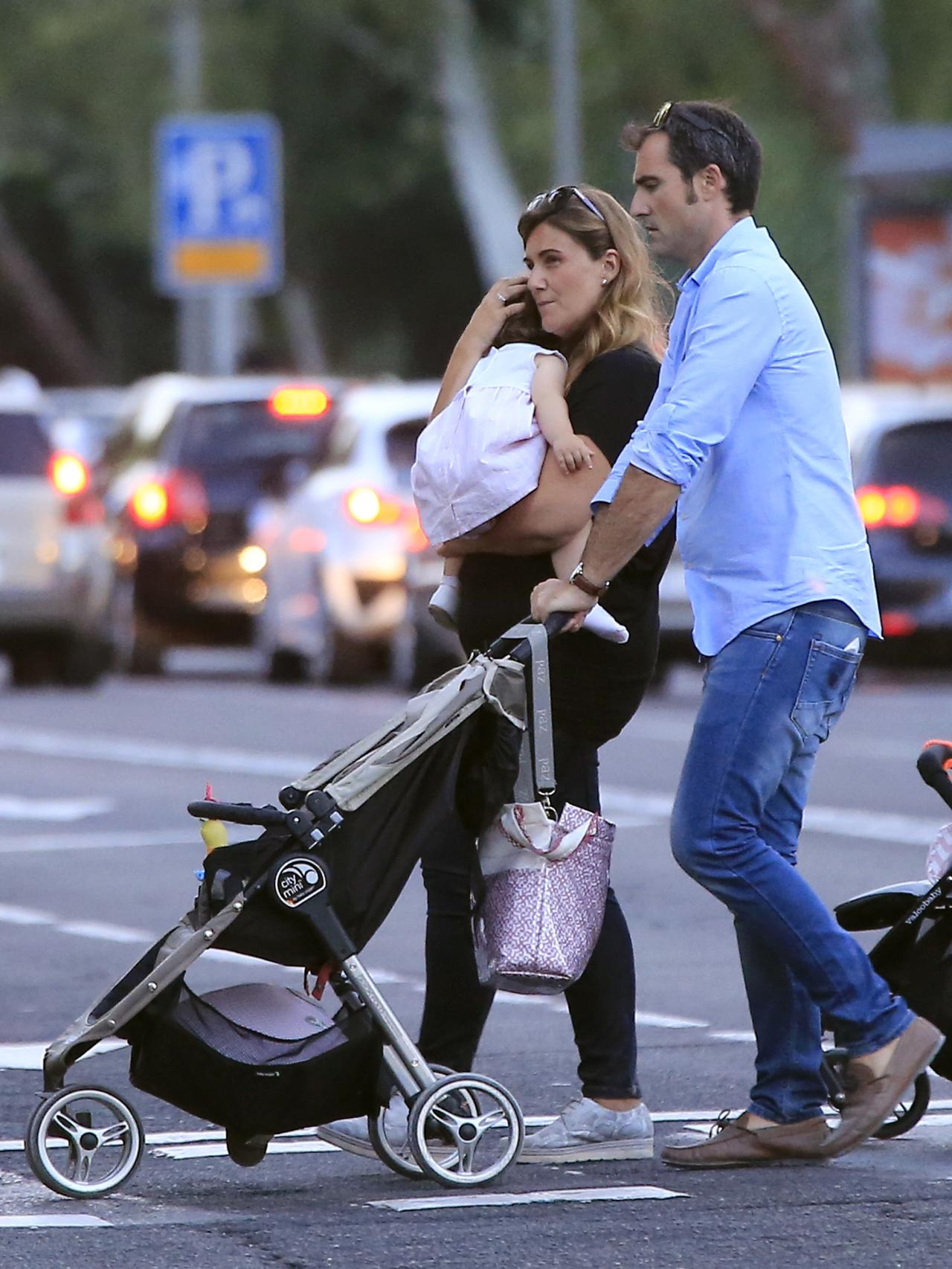 Carlota Corredera, su marido Carlos de la Maza y su hija Alba dando un paseo.