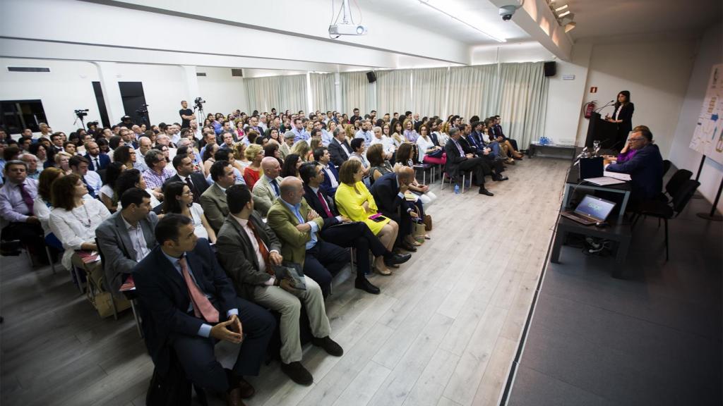 Aforo completo en la Sala Ramón Gómez de la Serna del Círculo de Bellas Artes que acogió a más de 230 asistentes.