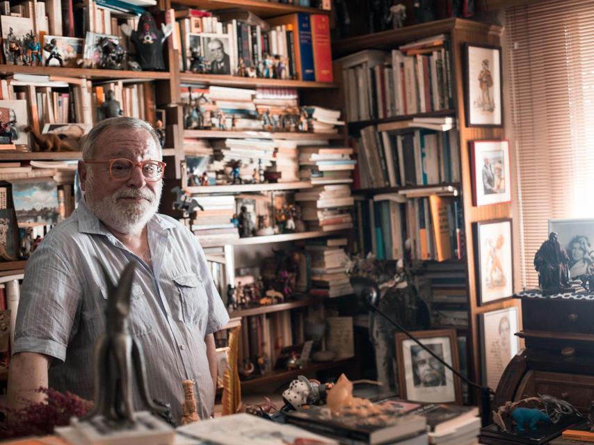 Savater posa en la estancia de su casa madrileña dónde escribe.