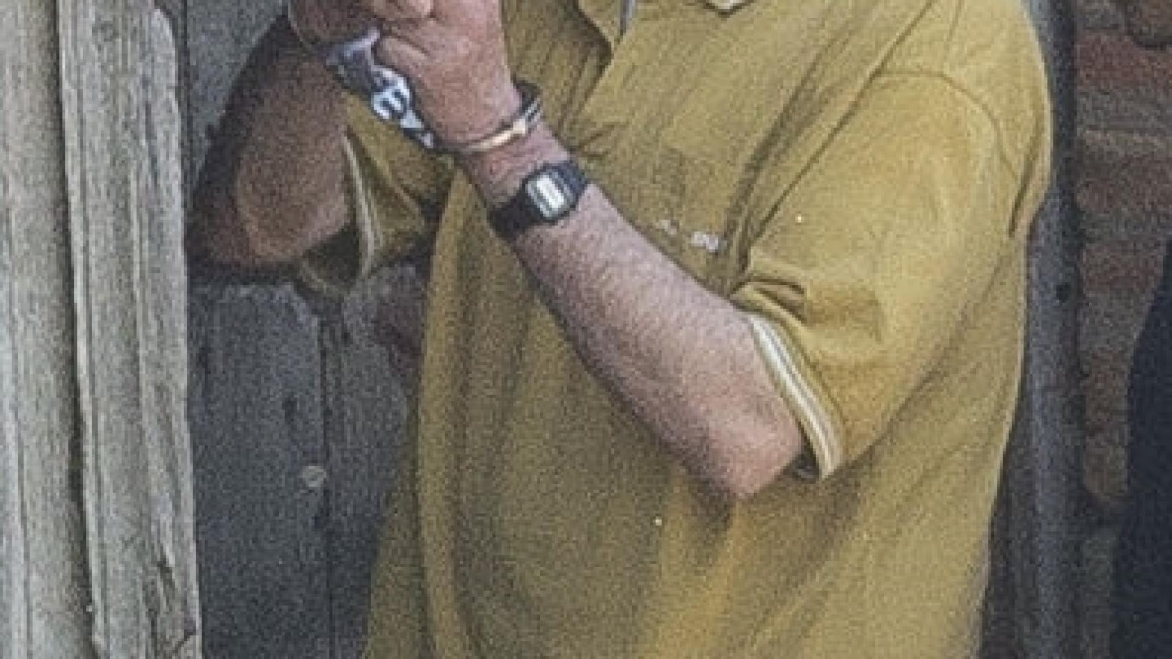 Ángel Ruiz acompañado de un agente policial durante los registros de la semana pasada.