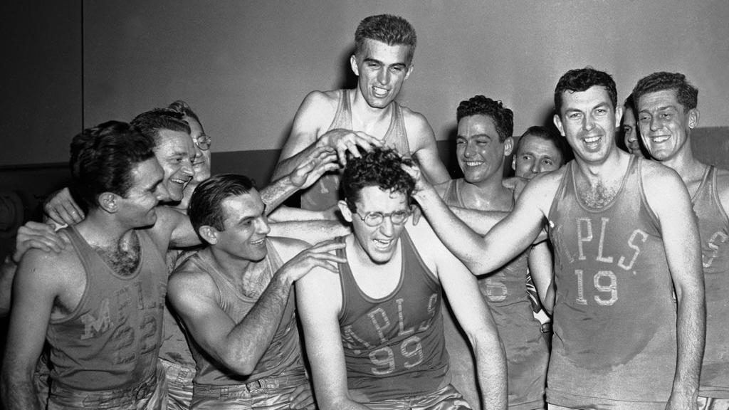Los Minneapolis Lakers de Mikan celebrando uno de sus títulos.