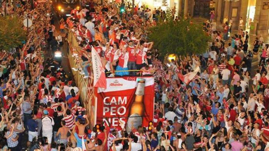 Los jugadores del Granada celebran el ascenso a Primera.