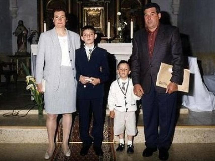De izquierda a derecha, Julia, su hijo Rodrigo (el único que sobrevivió), Álvaro y el padre de los chavales, Salvador.