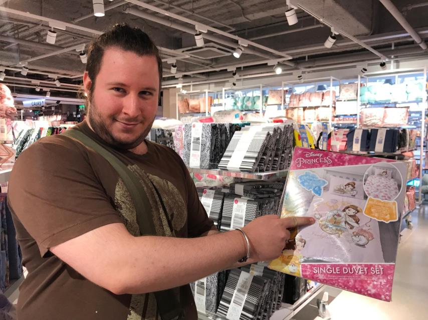 Sergio, amante de los dibujos animados, lleva cinco días intentando conseguir la taza sin éxito.