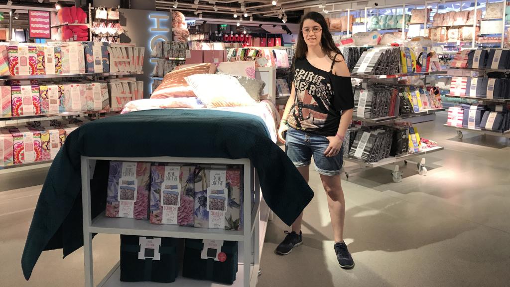 Clara ha visitado en varias ocasiones el local de Primark sin encontrar su preciada taza de 'Chip'.