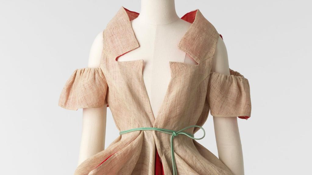 Conjunto Mi In Do, de la diseñadora coreana Jin Teoken, en la Design Foundation de Seúl.