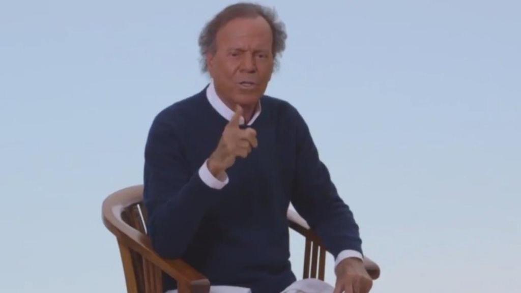 Julio Iglesias anima a los aficionados a que vengan al Bernabéu por el Corazón Classic Match