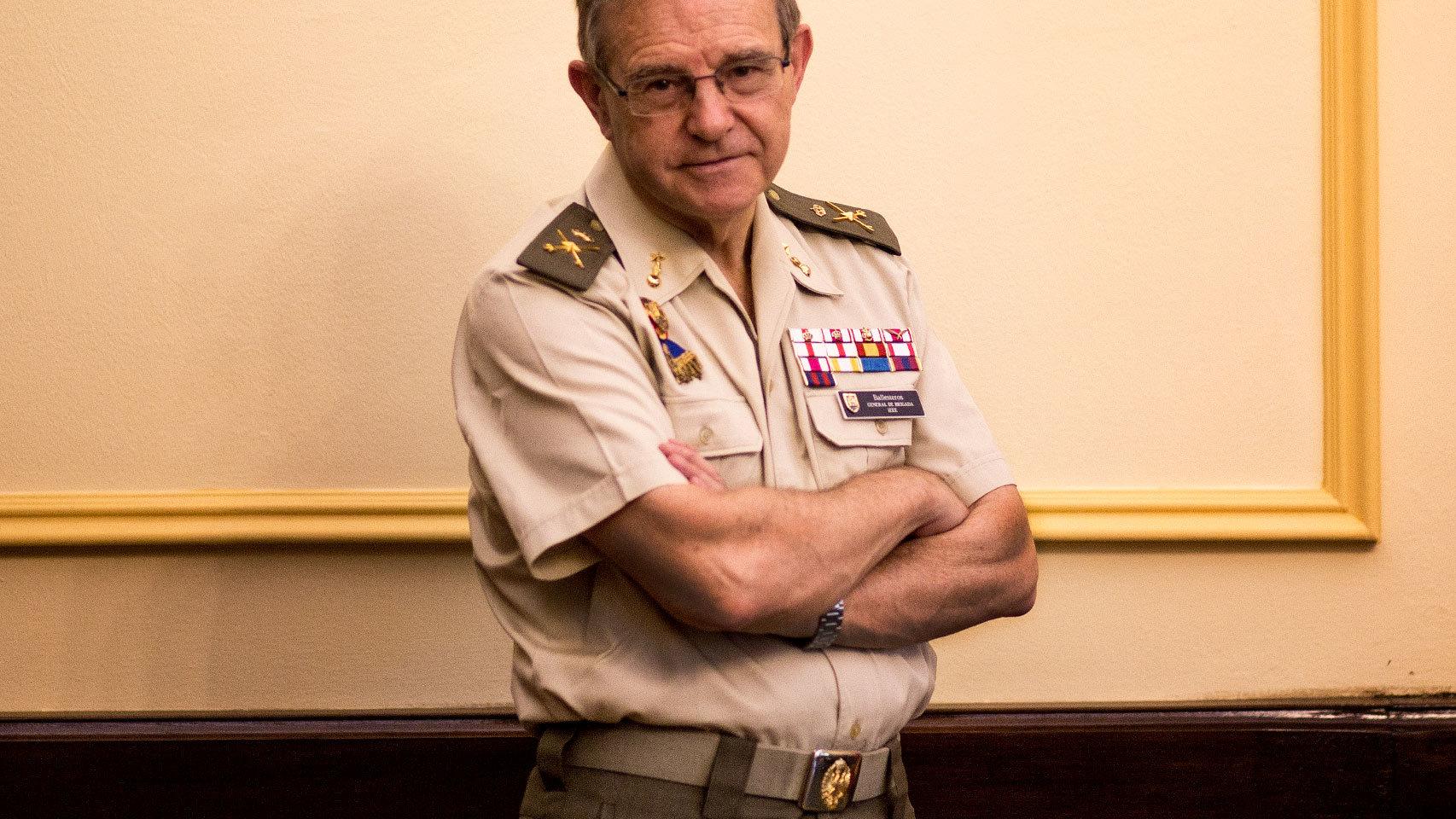 El general Ballesteros en su despacho.