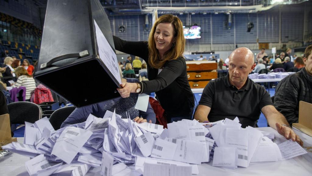 Voluntarios ayer durante el recuento de papeletas en Glasgow, Escocia