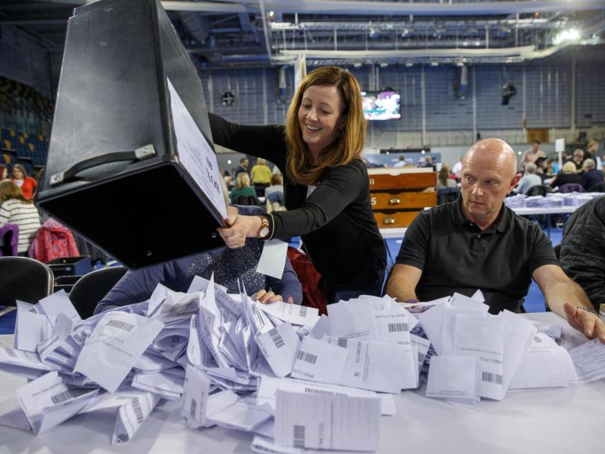 Voluntarios ayer durante el recuento de papeletas en Glasgow, Escocia