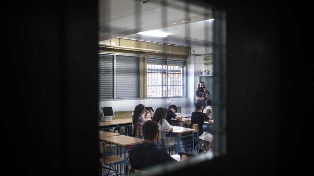 Puerta de hierro con barrotes de acceso a una de las aulas del centro Domínguez Ortíz