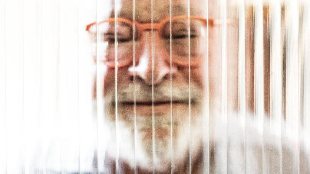 El filósofo Fernando Savater, detrás de una puerta en su casa.