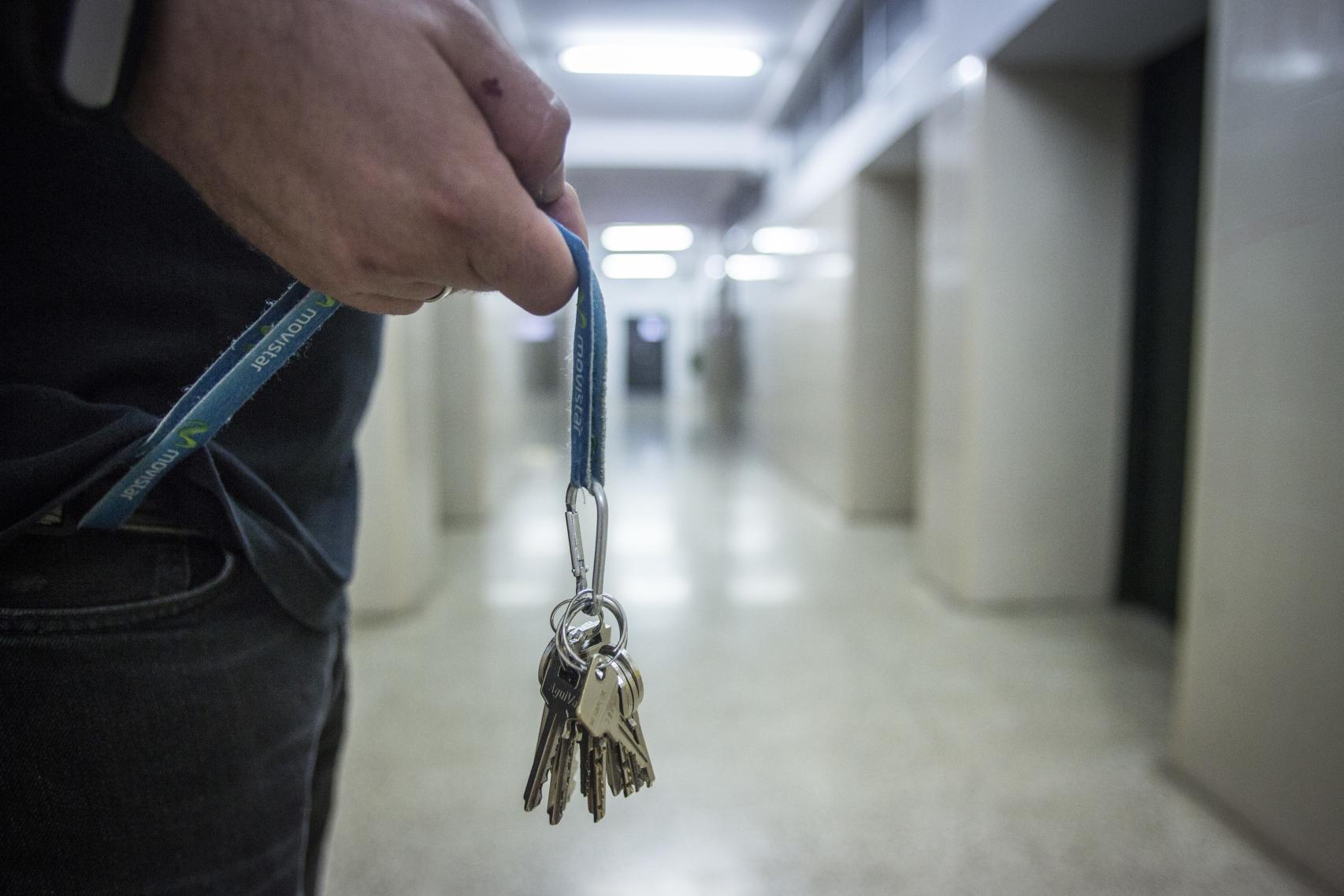 Las llaves sujetas permanentemente a la ropa es una características de los profesores del Domínguez Ortiz. Foto: Fernando Ruso.