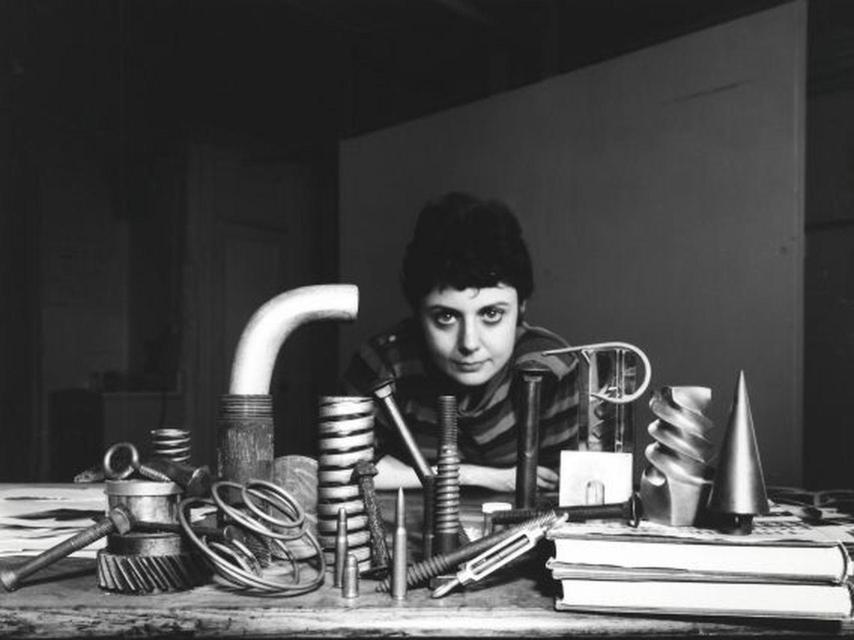 Retrato de Lee Lozano en la mesa de su estudio.