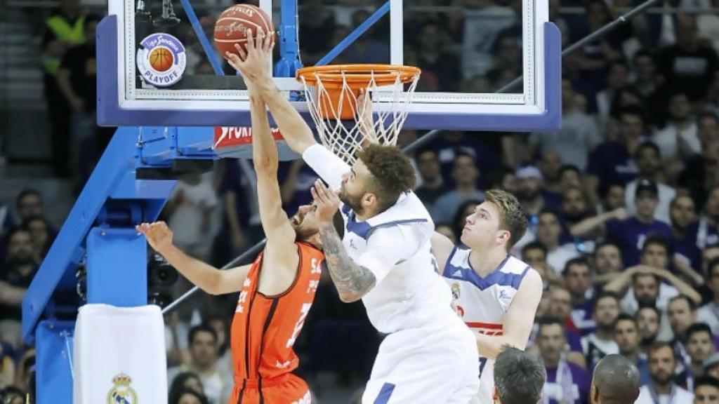 Tapón de Taylor al jugador de Valencia. Foto: acb.com