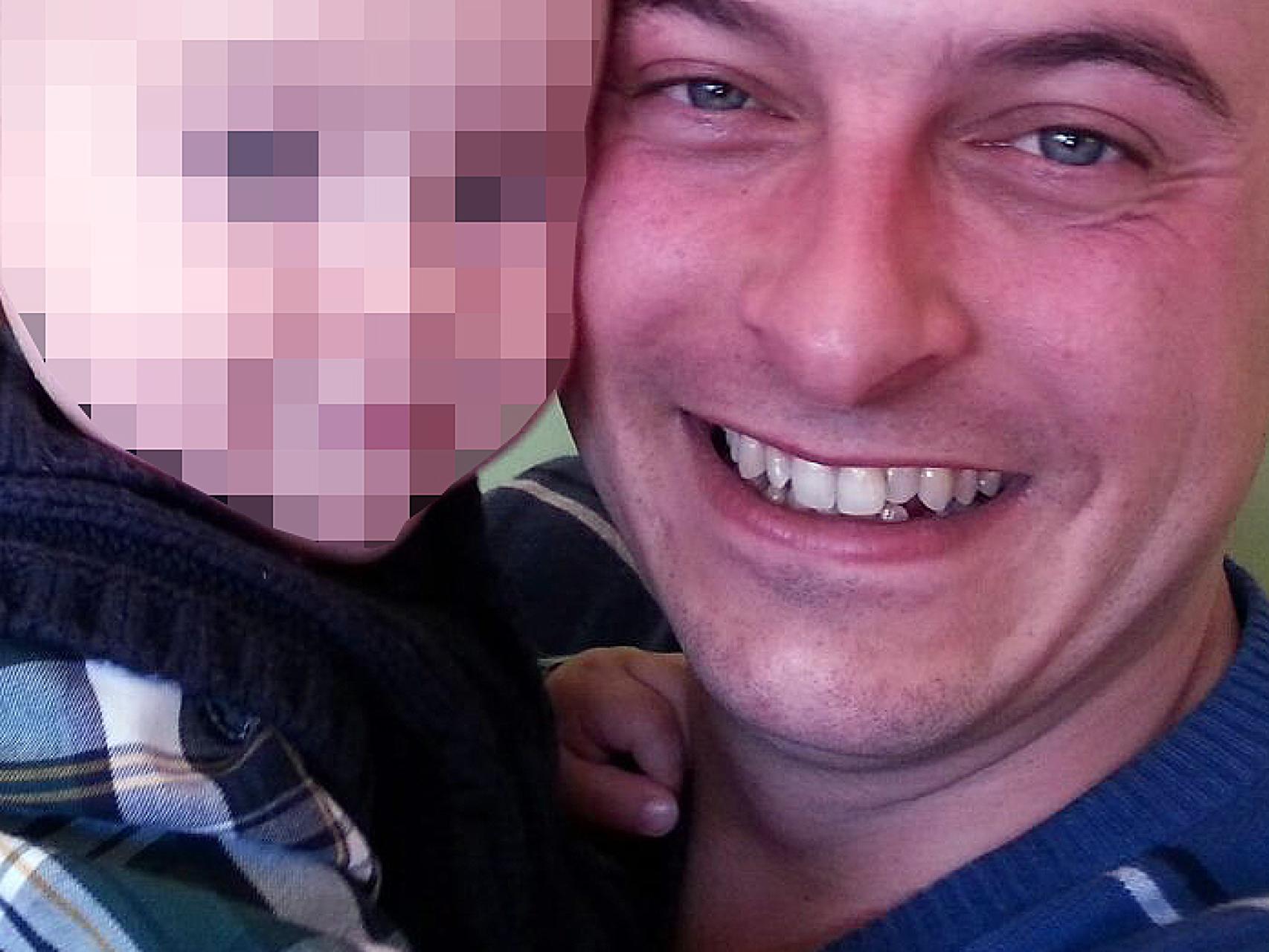 Alejandro Jaén, junto a su hijo de cuatro de años.