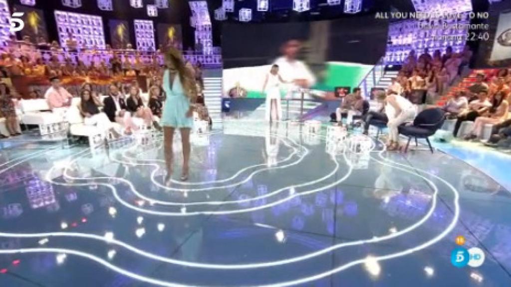 Leticia Sabater hace un corte de mangas a Sandra Barneda tras ser expulsada