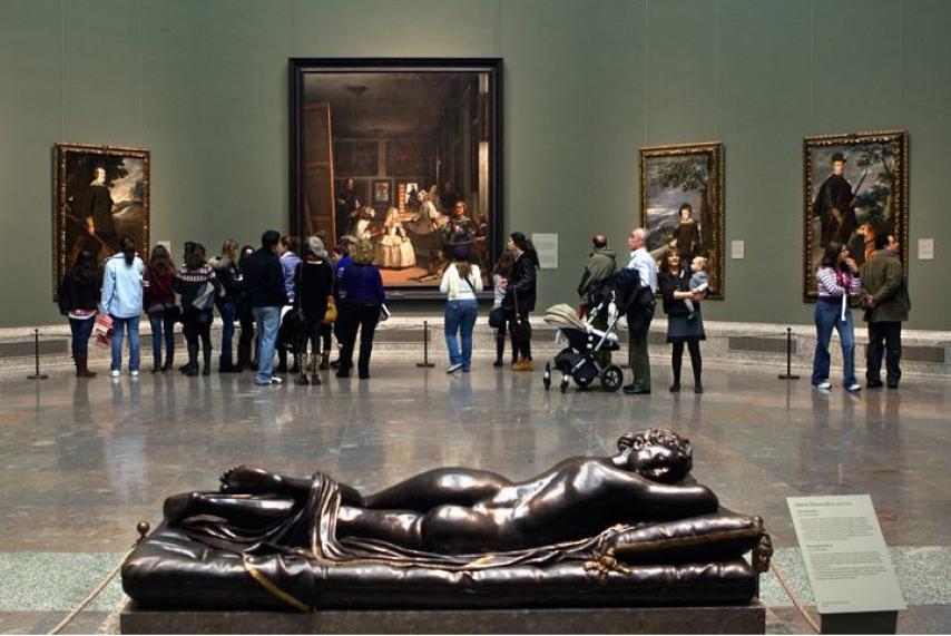 Las meninas al fondo, en la sala principal del Museo del Prado.