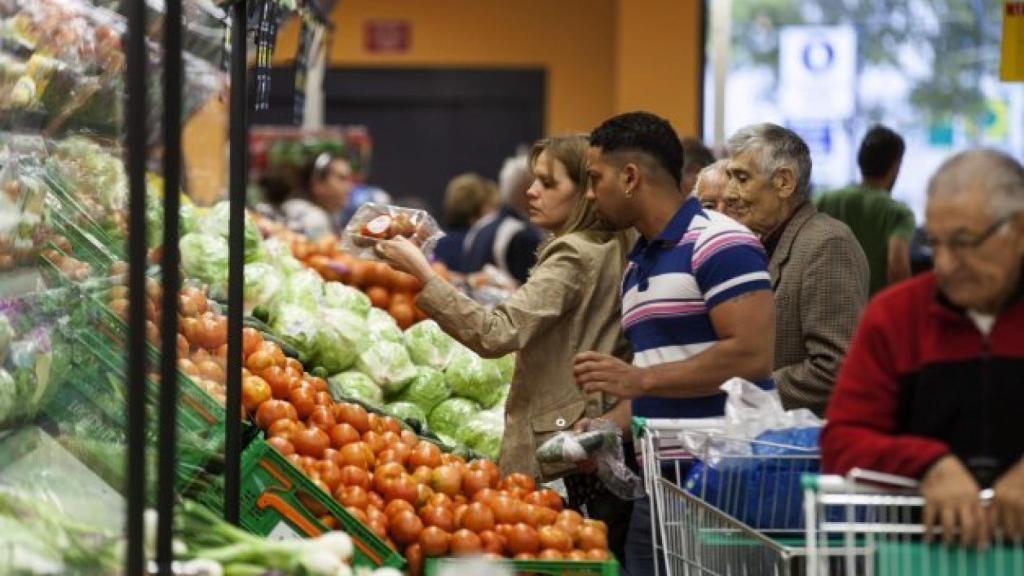 Varios clientes en un establecimiento del Mercadona